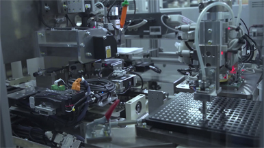 飞拍技术带来高速高精度组装，打造国内高效精准的一体化镜头组立线